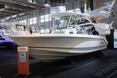 Messujen avovene on Boston Whaler 250 Outrage.