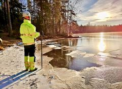 Nuuksion kansallispuiston jylheät kalliomaisemat ja kimmeltävät vesistöt kutsuvat metsäretkille. Talvisin reitit taittuvat lumikengillä.