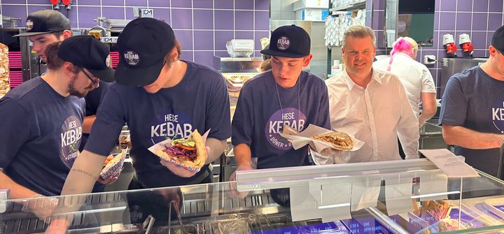 Tallinnan uuden ravintolan henkilöstöä työn touhussa. Mukana menossa Döner Hesekebab ja Gyroksen kehityspäällikkö Tatu Alho (kolmas oikealta).