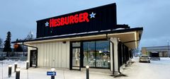 Hesburger Tornio Drive-in -ravintolaan on investoitu yli kaksi miljoonaa euroa, ja se työllistää noin 30 hampurilaistyöntekijää, joiden sujuvaan työskentelyyn on kiinnitetty erityistä huomiota.