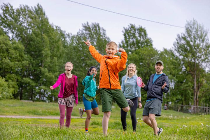 Vanhempien mukaan lähes puolet lapsista haluaa rajoittaa puhelimella viettämäänsä aikaa