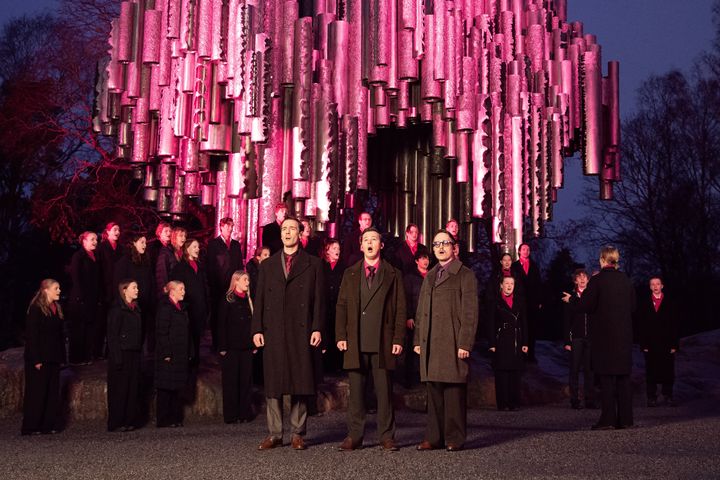 DNA and KAJ surprised with an iconic musical performance at the Sibelius Monument.