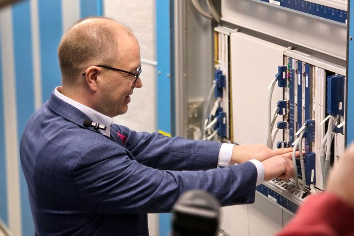 DNA's CEO Jussi Tolvanen flips the switch, and the last telephone exchange powers down.