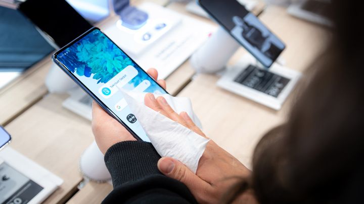 Näytön lisäksi puhelimessa on myös muita paikkoja, jotka kannattaa puhdistaa silloin tällöin.