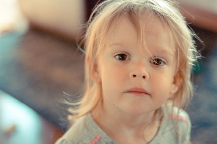 Lapsi katsoo kameraan