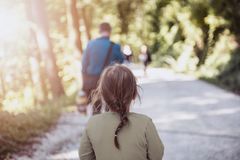 Lapsi kävelee vanhemman perässä