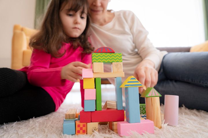 Lapsi leikkii palikoilla