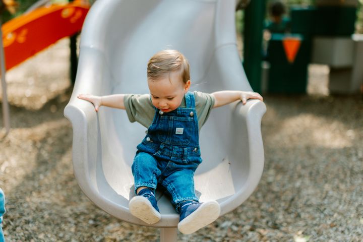 Lapsi laskemassa liukumäkeä