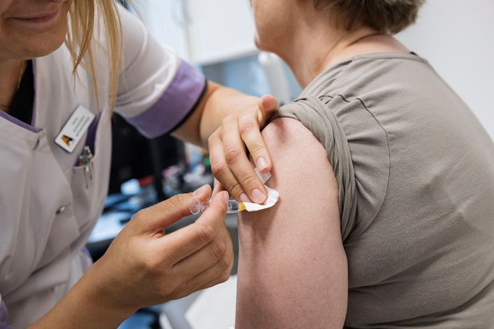 Apteekkariliiton alkuvuodesta 2024 toteuttaman kyselyn perusteella valtaosa apteekkareista suhtautuu rokotustoiminnan käynnistymiseen apteekeissa myönteisesti.