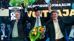 Vuoden 2026 Talousguru Marcus Anttila (keskellä) oli helpottunut voiton ratkettua. Vierellä tuulettavat toiseksi tullut Ossi Vatén (vasemmalla) ja Aaro Heikkilä (oikealla).