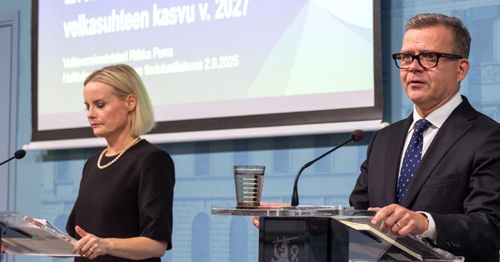 Hallitus kokoontuu huhtikuun puolivälin jälkeen vaalikauden viimeiseen kehysriiheen. Kuvassa valtiovarainministeri Riikka Purra ja pääministeri Petteri Orpo. Kuva: Katja Säilä, valtioneuvoston kanslia