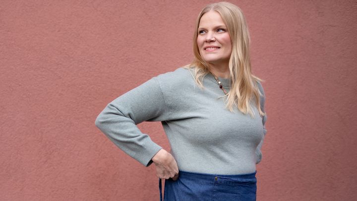 Nainen pitelee selkäänsä