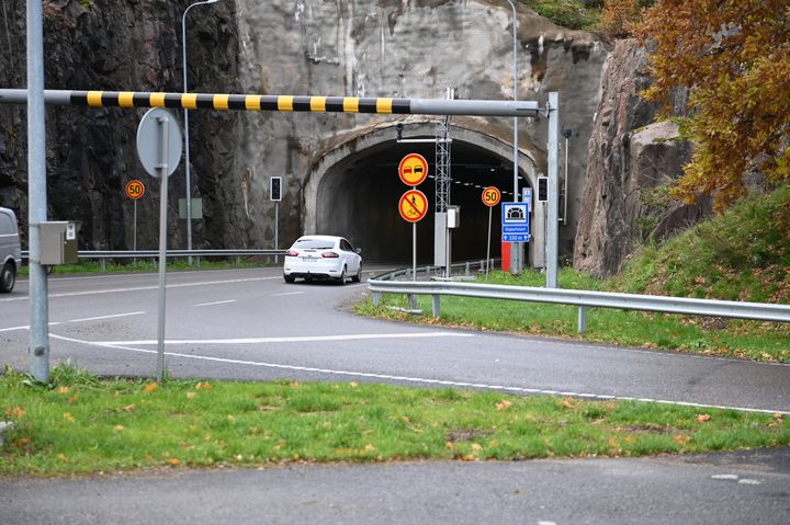 Kuparivuoren tunnelin suu kuvattuna Naantalista Luonnonmaalle päin.