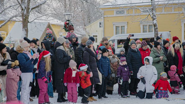 Ihmisiä rivissä joulutapahtumassa.