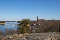 Kuparivuorelta avautuu keväinen maisema Naantalin vanhaankaupunkiin ja merelle.