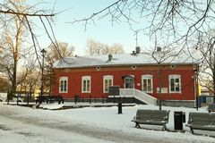 Tuulensuojan rakennuksesta vuokrataan 76  m²:n suuruinen liiketila.