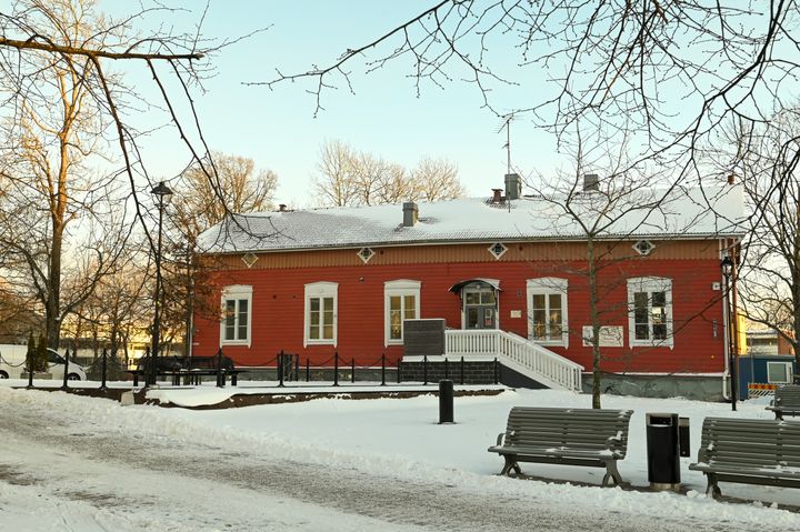 Tuulensuojan rakennuksesta vuokrataan 76  m²:n suuruinen liiketila.