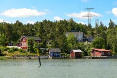 Viialan ranta mereltä käsin kuvattuna, kuvassa taloja ja rantamökkejä.