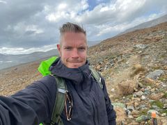 Tietokirjailija ja luontomatkailuopas Tuomo Kesäläinen, selfie luonnossa.