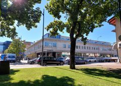 Naantalin pääkirjastorakennus kuvattuna Puistotieltä.