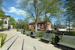 Siltapuisto Naantalin rannassa kuvattuna keväällä 2025. Kuvassa puistonpenkkejä, taustalla Kaivohuone ja Tuulensuojan rakennus.