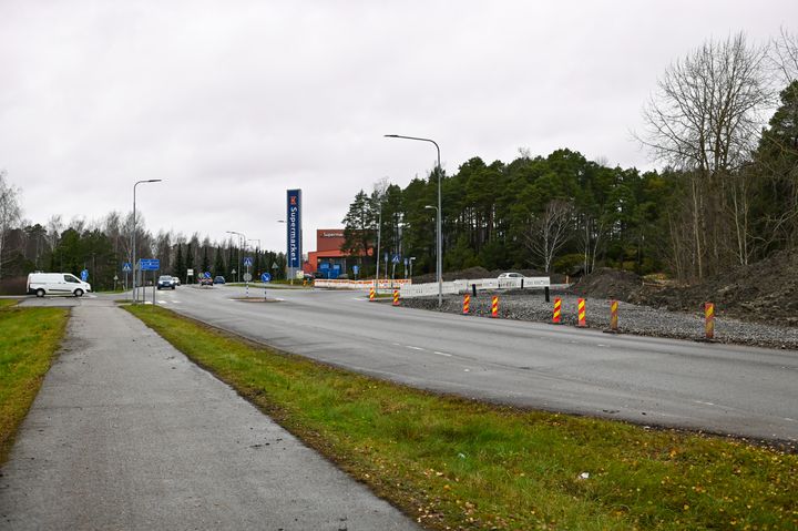 Ruonan yhdystie kuvattuna Rautakadun ja supermarketin suuntaan.