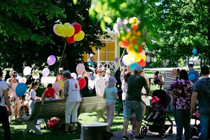 Suurta Lastenjuhlaa vietettiin kesällä 2022 Kirkkopuistossa aurinkoisessa säässä.