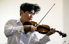 Sibelius-viulukilapilun voittaja vuodelta 2022, korealainen Inmo Yang esiintyy Naantalissa useammassa konsertissa.