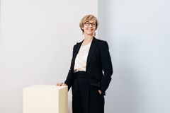 Naishenkilö mustavalkoisissa siisteissä vaatteissa.