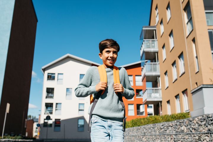 Nuori poika reppu selässä.