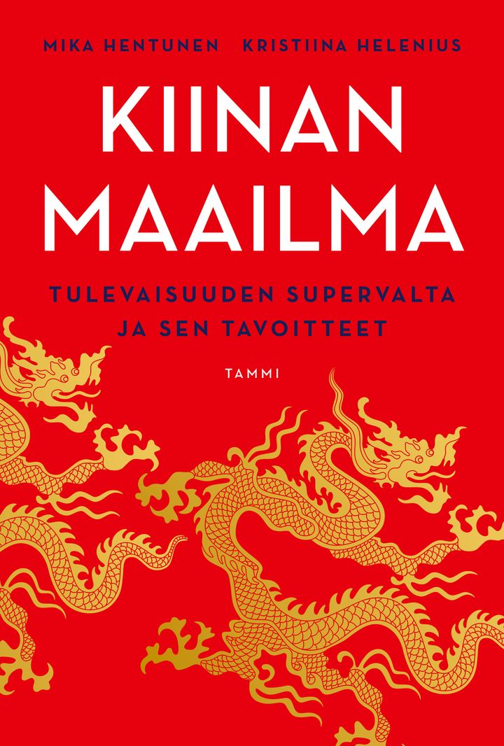 Kirjan kansi, jossa on punaisella pohjalla kultaisia lohikäärmeitä. Teksti: "KIINAN MAAILMA: TULEVAISUUDEN SUPERVALTA JA SEN TAVOITTEET". Tekijät: Mika Hentunen ja Kristiina Helenius. Kustantaja: Tammi.