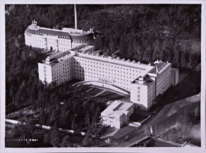 Naistenklinikan mustavalkoinen ilmakuva. Sairaala on kuvassa puiden keskellä ja taustalla näkyy talousrakennus.