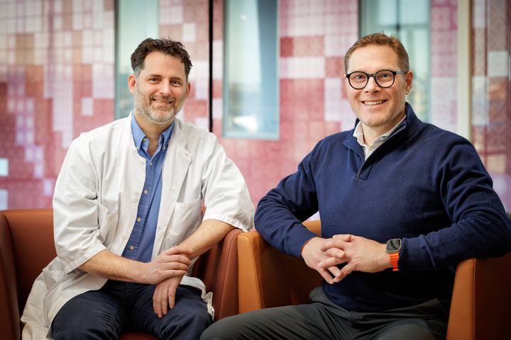 Doktorand Thomas Ibounig, specialistläkare i ortopedi och traumatologi samt professor Teppo Järvinen från Helsingfors universitet betonar att förändringar som framgår vid magnetundersökningar av axeln är vanliga fynd kopplade till åldrande och förklarar i de flesta fall inte axelsymtom.