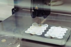 3D-tulostaminen on uudenlainen tekniikka, joka mahdollistaa potilaalle räätälöityjen lääkkeiden valmistamisen.