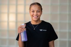 Amelie Dosseh, 16, perusti 4H-yrityksen AmelienApu kesäkuussa 2021 ollessaan vain 13-vuotias. Helsinkiläinen AmelienApu tarjoaa siivouspalveluita, kotiapua ja lastenhoitoapua pääkaupunkiseudulla. Ameliella on haaveena olla täysipäiväinen yrittäjä aikuisena.