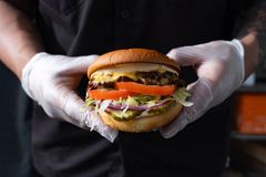 Burger Lovers -ruokafestivaali järjestetään nyt jo neljännen kerran. Nelipäiväiseen ruokatapahtumaan odotetaan jälleen kymmeniä tuhansia kävijöitä nauttimaan Suomen suosituimpien burgeriravintoloiden osaamisesta.