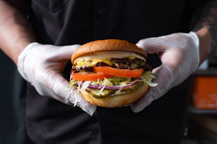 Tänä kesänä Burger Lovers -tapahtumaan on kutsuttu mukaan 11 ravintolaa, jotka edustavat kattavasti pääkaupunkiseudun lisäksi Suomen maakuntien burgeriparhaimmistoa. Rauman, Kuopion, Seinäjoen, Hyvinkään, Salon, Espoon ja Helsingin lisäksi mukana on myös alan edelläkävijä Tallinnasta.