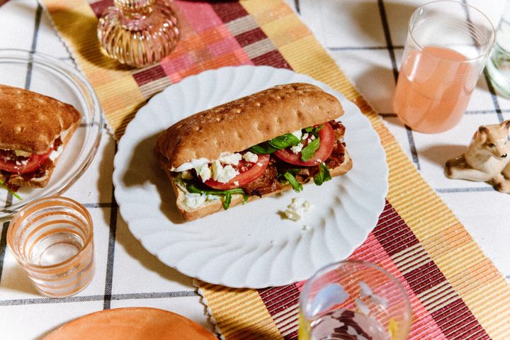 Flow’n päälavan kupeessa sijaitseva Vaasan Sandwich Club by Mikko Kaukonen tarjoaa kotimaiseen uutuusleipään tehtyjä sandwichejä kolmella eri täytteellä, jotka vievät makumatkalle ympäri maailmaa.