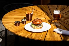 Hansa Café Bar & Brasserie tarjoaa kaupunkilaisille ja matkailijoille rennon kohtauspaikan varhaisesta aamiaisesta yömyssyihin. Ylioppilasaukiolle avautuvalle terassilla voi nauttia viilentävien juomien lisäksi mm. All day -menun mehukkaista hampurilaisista.