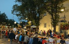 Viron viehättävimmät sadonkorjuujuhlat vietetään syyskuussa Saarenmaalla. Kymmenpäiväinen Saarenmaan Ruokafestivaali levittäytyy myös Muhulle ja kattaa valtavan määrän herkkuja yhteisiin pöytiin.