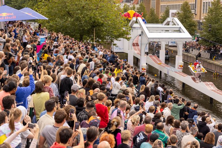 Fysiikan lakeja ja mielikuvituksen rajoja koetellaan tulevana lauantaina elokuun 10. päivä Turussa kello 11.00 alkaen, kun Red Bull Rautaratsut kisaavat Aurajoen päällä. Koko perheen ilmaisessa viihdetapahtumassa kaksihenkiset tiimit pyrkivät läpäisemään joen päälle rakennettavan esteradan itse suunnittelemillaan ja rakentamillaan, polkupyörään perustuvilla tandem-laitteillaan. Kuva: Red Bull Content Pool