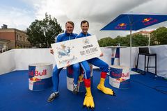 Turkulainen Heikki Kaunisto ja oululainen Iivari Pöyhtäri saavuttivat punaisella klassikkotandemillaan Red Bull Rautaratsu -kisan voiton.