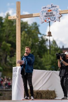 Juuso Mäkilähde toimi tapahtuman toisena juontajana yhdessä Eero Ettalan kanssa.