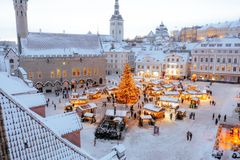 Tunnetuin virolaisista joulutoreista lienee Tallinnassa, missä vanhankaupungin ytimessä, Raatihuoneentorilla on kohonnut joulukuusi hohtavine koristeineen ja kynttilöineen jo vuodesta 1441.