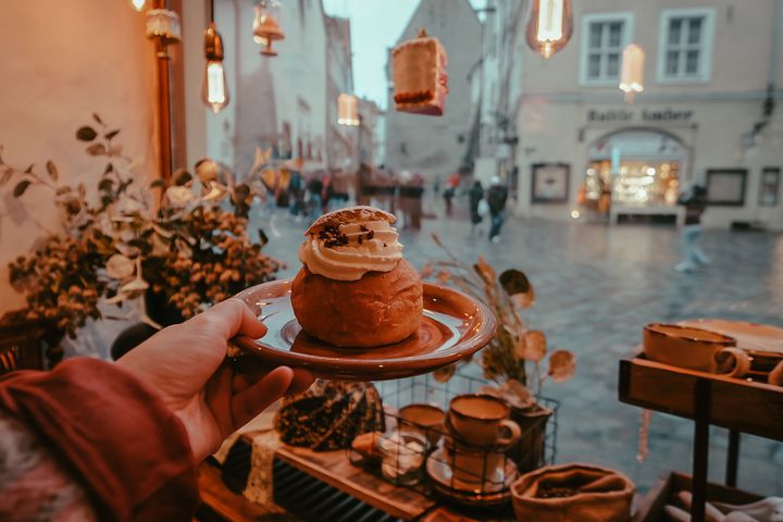 Suomalaisten vuoden ulkomaankohteeksi valitsema Viro kasvatti matkustajamääriään vuonna 2024 ja ylsi maailman kymmenen parhaan maan joukkoon myös Good Country -indeksissä. Tallinnassa järjestetään 14.2.-4.3. ensimmäinen vuotuinen laskiaispullafestivaali KukliFest, johon osallistuu lähes 20 kahvilaa tarjoamalla erilaisia laskiaispullia. KukliFest on kunnianosoitus paitsi Tallinnan kahvilakulttuurille, myös Viron laskiaisperinteelle.