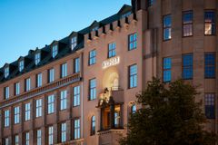 Ensimmäisen toimintavuotensa aikana NH Collection Helsinki Grand Hansa -hotellin tornin kupoliin avattu Kupoli-cocktailbaari on lunastanut paikkansa Suomen cocktail-kartalla. Sekä hotellivieraat että helsinkiläiset ovat ottaneet Kupolin omakseen ja suosio ei ole laskenut uutuudenviehätyksen jälkeen. Kupoliin tullaan uteliaisuudesta, ja palataan yhä uudelleen tunnelman, palvelun ja taidokkaiden juomien vuoksi.