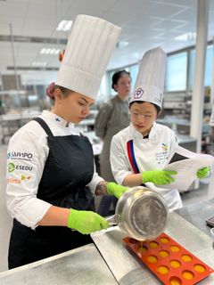 Erika Ukkonen on harjoitellut kilpailuun muun muassa Suomessa järjestetyllä Pastry Camp -leirillä. Leirille osallistui kuudesta maasta kilpailija, joka edustaa maataan WorldSkills Lyon -kilpailussa. Kuva: Anni Ketola.