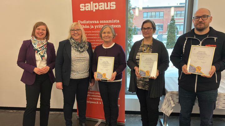 Hämeen kauppakamarin toimitusjohtaja Anne Vanhala ja kehityspäällikkö Mirja Ojantausta luovuttivat HTA-sertifikaatit Koulutuskeskus Salpauksen liiketoiminnan opetusalapäällikkö Pia Hemmilälle, ajoneuvoalan opetusalapäällikkö Hanna Mäkelälle ja prosessiteollisuuden opetusalapäällikkö Tero Lehtiselle.