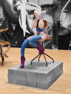 Sarah Lucas, ZEN LOVESONG, 2022.