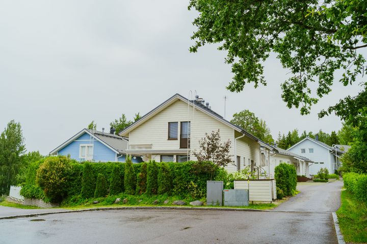 Ljusa egnahemshus med sadeltak.